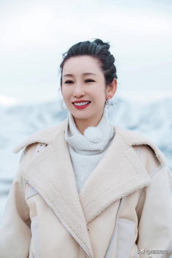 奔五的女人,儘量少穿“一身黑”!多穿這3種“顯白色”,真減齡 奔五的女人,儘量少穿“一身黑”!多穿這3種“顯白色”,真減齡