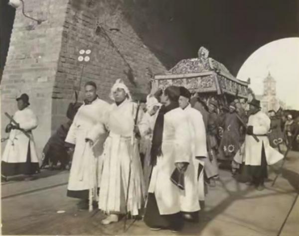 老北京喪禮上的槓夫:三年不開張,開張吃三年 老北京喪禮上的槓夫:三年不開張,開張吃三年