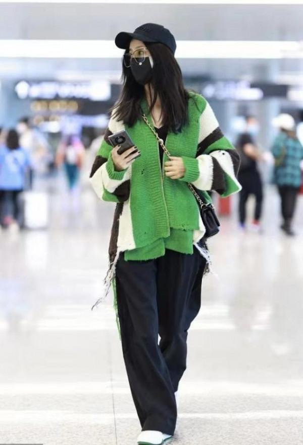 這婚算是離對了!佟麗婭機場造型好酷,墨鏡吊帶黑指甲冷豔感絕了 這婚算是離對了!佟麗婭機場造型好酷,墨鏡吊帶黑指甲冷豔感絕了