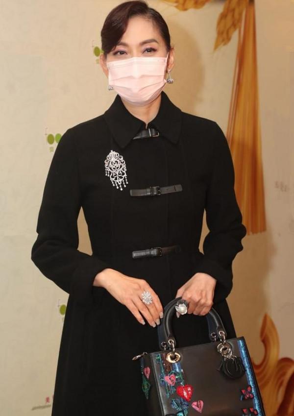 豪門闊太聚會，張玉珊妝容精緻，鄺美雲鑽戒搶鏡，何超瓊高貴典雅