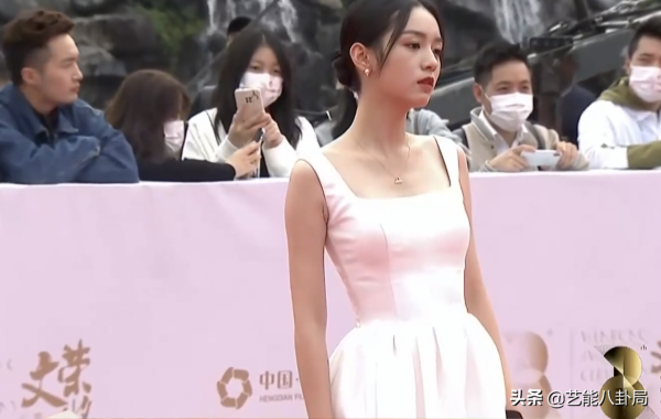 橫店紅毯比美：滿屏古裝戲服，陳都靈仙氣不足，張予曦殺氣滿滿