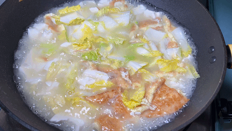 白菜豆腐湯，湯鮮味美汁濃白，豆腐嫩滑不易碎，營養豐富，真好喝