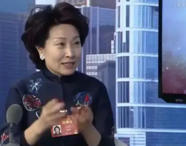 傳奇女富豪鄭翔玲：14歲特招入伍，退伍後嫁入豪門，現身家440億