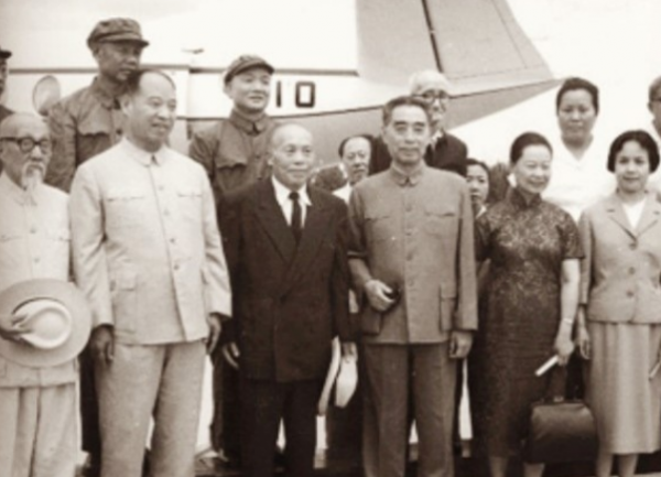 周恩來國宴上請外賓吃飯，服務員遞上毛巾後總理大火：豈有此理