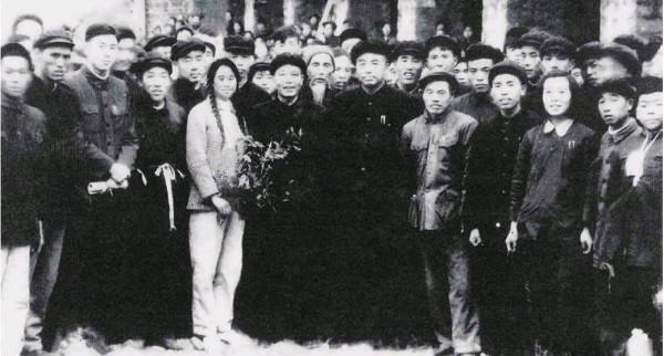 1958年，彭德懷回老家視察，捐500元修水庫，留下一張珍貴回鄉照