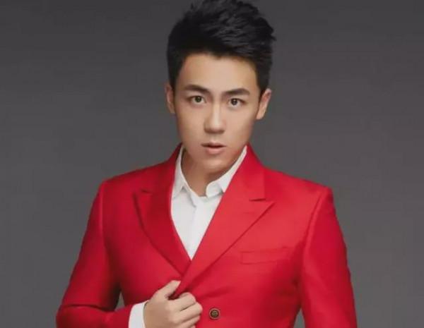 《杭州新聞聯播》提詞器宕機，男主播表情管理失控，狂按遙控被嘲