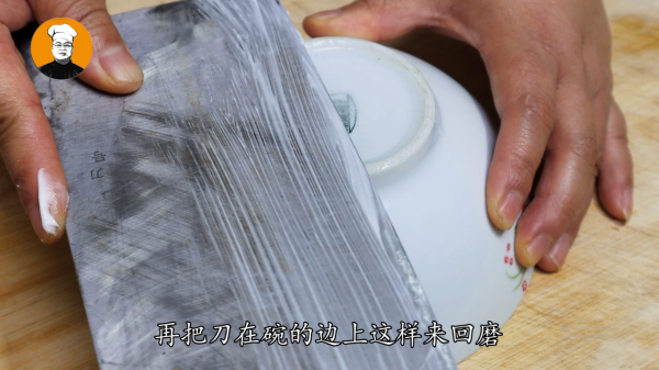 牙膏抹在菜刀上，簡單磨一磨，菜刀跟新的一樣快，方法太棒了