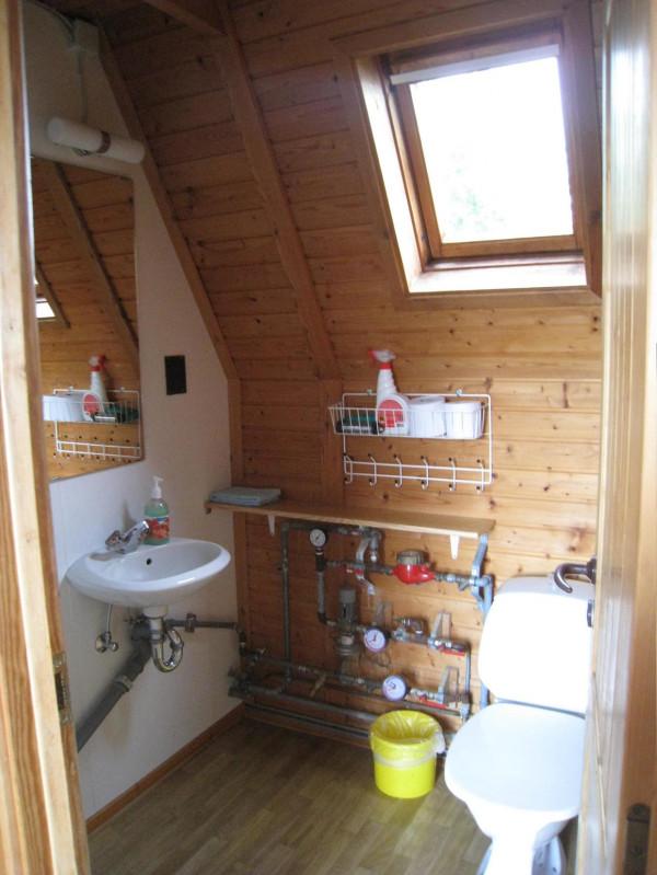 自駕環冰島，住一晚湖邊小木屋，有山有水風景優美