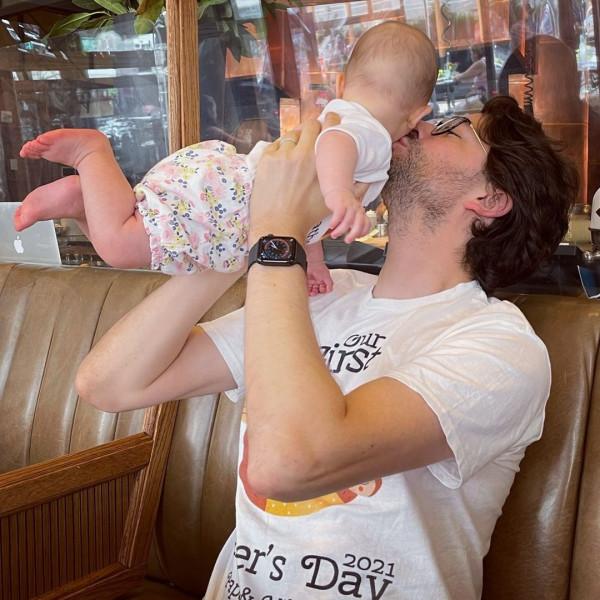 陳法拉與女兒摘蘋果兼騎馬 享受家庭樂