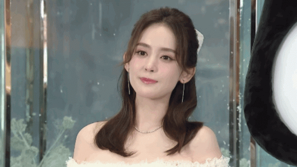 娜扎精緻的容顏，絕美的五官，妖媚的身材，無不不觸動我的心絃