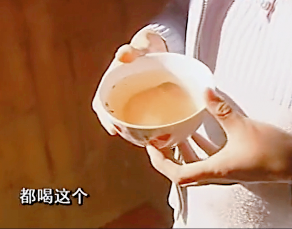 真實故事：湖南農村遇怪事，村民上山挖墳頭土，兌水服下發生奇蹟