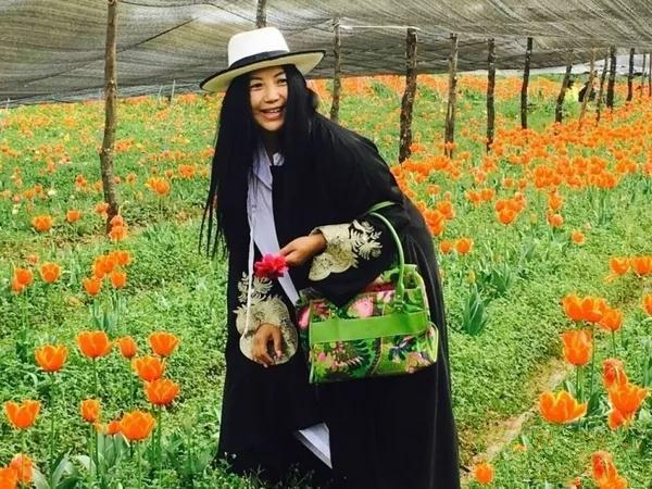 楊二車娜姆：和外交官相戀7年，成名後為母親蓋房，56歲未婚無子