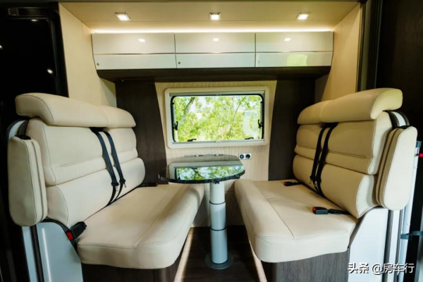 宇通新車重磅釋出：廊橋式線條，臉譜式配色，內有星空頂