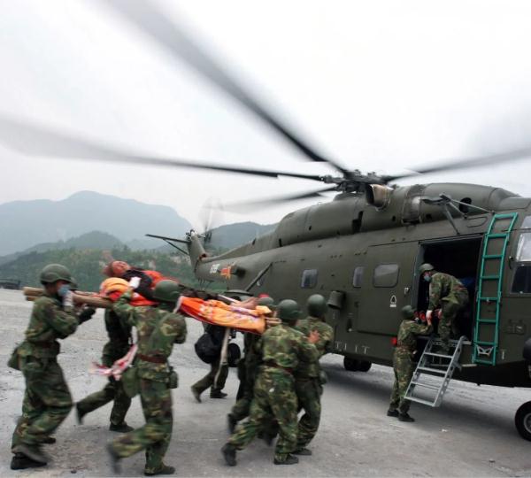 13年前汶川地震時的驚天一跳，今天再看依然淚崩！空降兵生日快樂