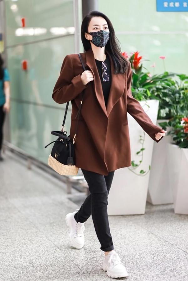 秋冬搭配沒靈感?看霍汶希的造型,49歲一樣時髦多變,這值得一試 秋冬搭配沒靈感?看霍汶希的造型,49歲一樣時髦多變,這值得一試