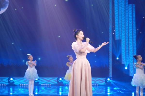 周奕彤亮相廣西衛視跨年晚會 榮獲最佳女演員