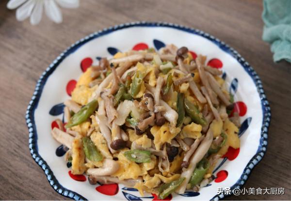 秋天，雞蛋和它是最佳搭檔，營養足特解饞，比大魚大肉吃著舒服