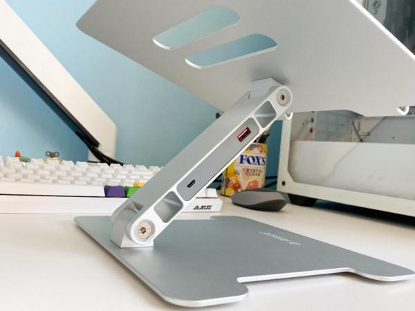 打造清爽的膝上型電腦桌面，只需用幾個小物件