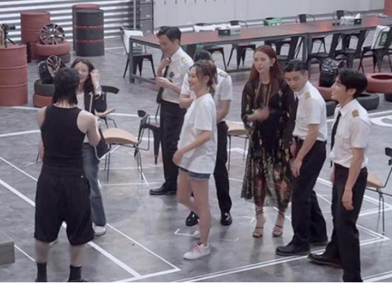 大灣區嫂子後臺探班,蔡少芬忙對張智霖犯花痴,袁詠儀想認識戚薇 大灣區嫂子後臺探班,蔡少芬忙對張智霖犯花痴,袁詠儀想認識戚薇