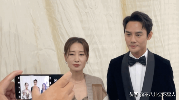 金雞獎後臺更有趣！李易峰加謝霆鋒好友樂開花，張小斐被路人叫媽