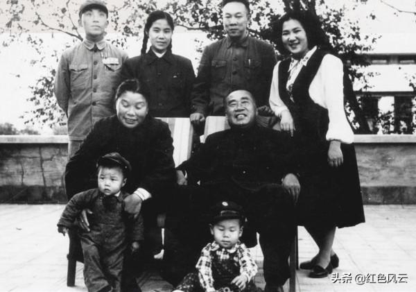 朱德要求見火車司機,大家才知道司機的身份:原來他是朱德的兒子 朱德要求見火車司機,大家才知道司機的身份:原來他是朱德的兒子