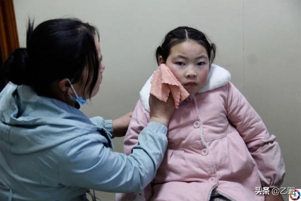 女子臨盆遇修路，無奈家中生產致女兒腦癱，她攜女兒四處求醫贖罪