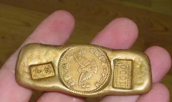 1949年,湖南乞丐給政府捐出16兩黃金後哭訴:這是我亡夫上交的 1949年,湖南乞丐給政府捐出16兩黃金後哭訴:這是我亡夫上交的