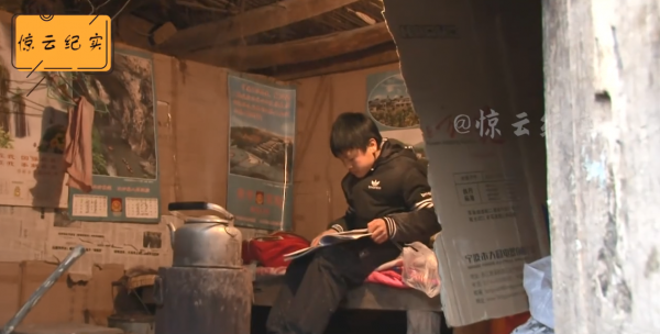 13歲農村娃放棄學業甘當人梯,供哥哥唸書,楊冪感動落淚幫圓夢 13歲農村娃放棄學業甘當人梯,供哥哥唸書,楊冪感動落淚幫圓夢