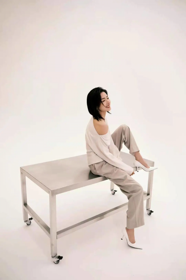 內娛女明星真的拼，在雪地裡穿露肩連衣裙