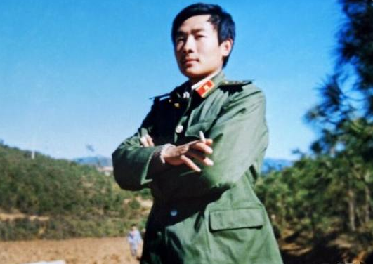 對越自衛反擊戰：他故意帶著全班曬太陽，越軍發現後趁夜偷襲