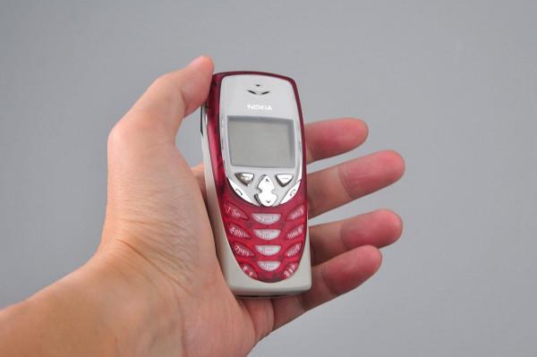 我用諾基亞8310時，從不把他放在口袋裡——怕別人看不見