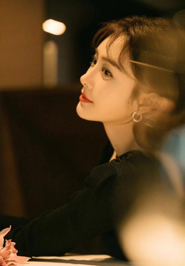 秦嵐終於迴歸再次爆火！穿黑色緊身裙現身釋出會，和靳東太般配