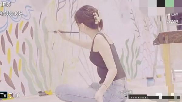 李嫣現身醫院繪畫，展露藝術家天賦，穿黑色吊帶辣妹風十足