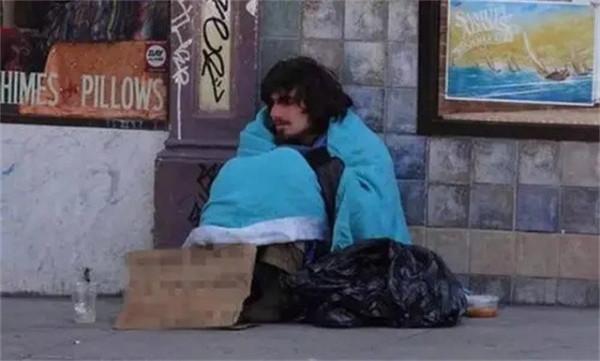 泰國“白人乞丐”越來越多，寧街頭要飯，也不願回國幹活