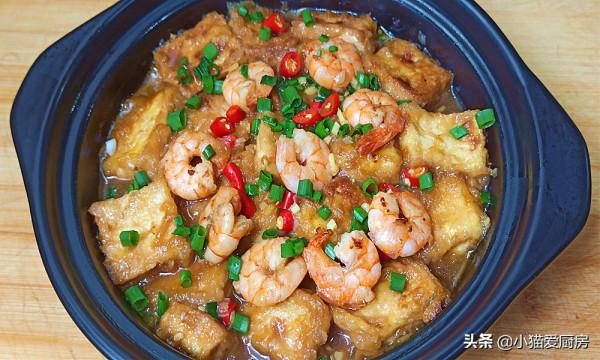 一道用嫩豆腐製作的“蝦仁豆腐煲”，特別開胃，比吃火鍋還過癮