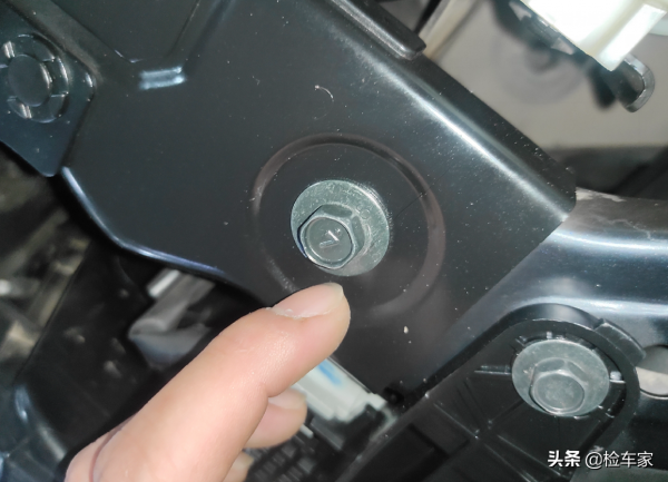 小姐姐花15萬買臺釣魚佬用過的日產途達，網友：反差感太強了