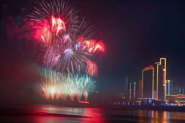 【網路中國節】月色嬋娟永靖夜 焰火耀天映新春