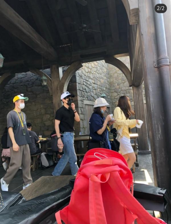 盤點環球影城偶遇明星生圖,白敬亭似商務精英,林依輪兼職賣貨? 盤點環球影城偶遇明星生圖,白敬亭似商務精英,林依輪兼職賣貨?