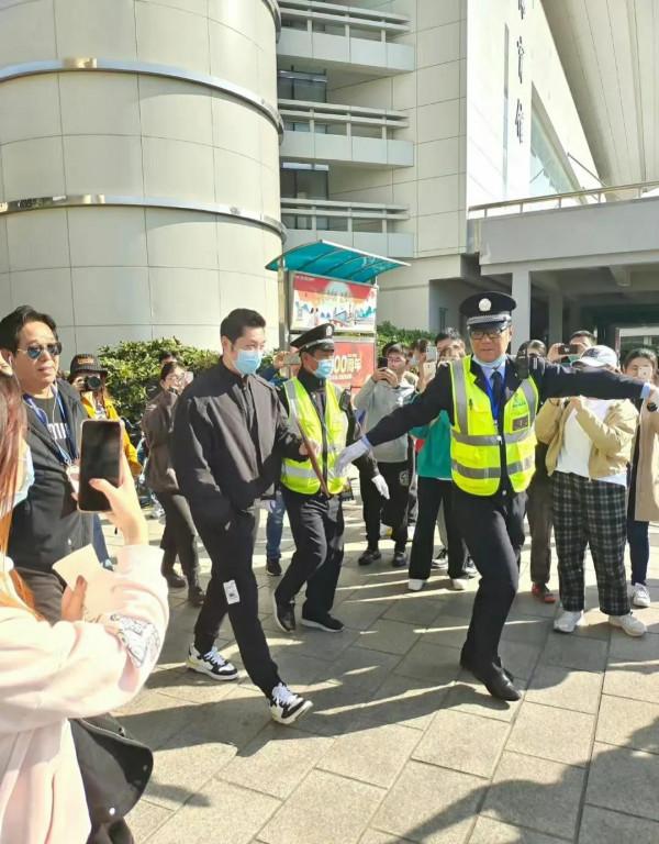 許昕現身上海大學，陽光，正氣，挺拔，這才是年輕人要追的星