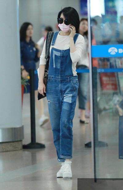 許晴真的有51歲?穿00後的揹帶褲一點都不尷尬,反而超有少女感 許晴真的有51歲?穿00後的揹帶褲一點都不尷尬,反而超有少女感