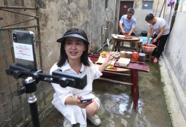 “我在家鄉挺好的！”可宅可浪、教人直播、躺平掙錢，這屆年輕人愛上回農村