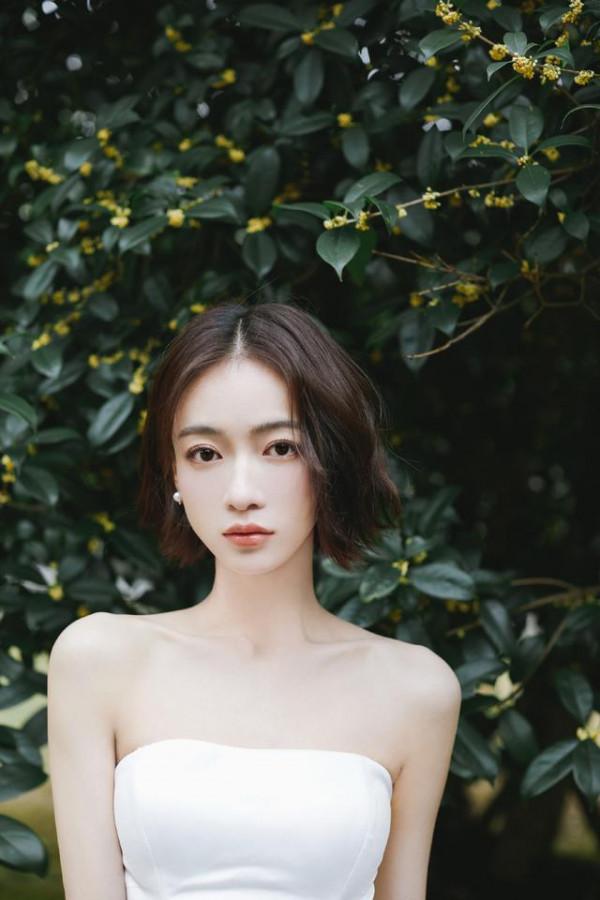 吳謹言瘦成了“皮包骨”,穿抹胸裙亮相秀巴掌腰,目測不足70斤 吳謹言瘦成了“皮包骨”,穿抹胸裙亮相秀巴掌腰,目測不足70斤