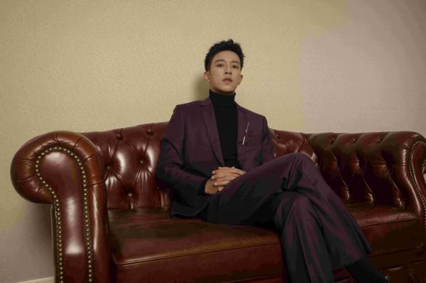 青年演員李沛恩亮相第八屆文榮獎頒獎典禮 西裝造型帥氣吸睛