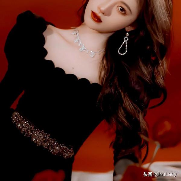 我的社恐女同事，一到年會就變名媛了？