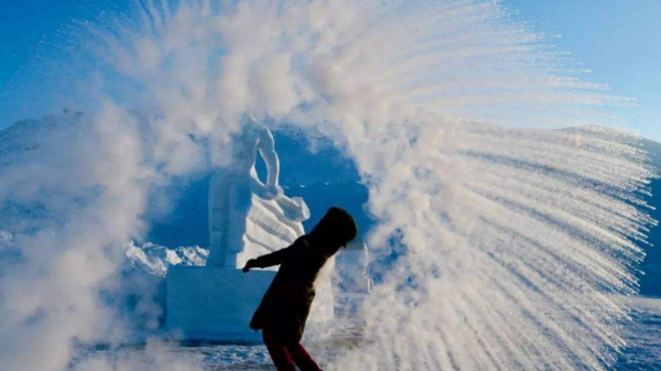 東北景區新生意：潑水成冰，一瓢熱水10元，遊客表示：很便宜