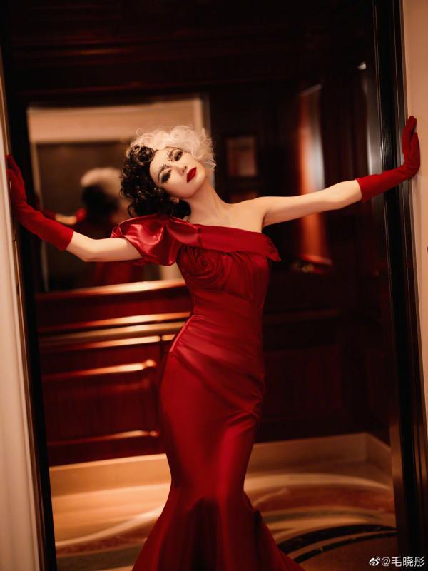 毛曉彤庫伊拉沉浸式仿妝，暗黑紅唇別樣狂野