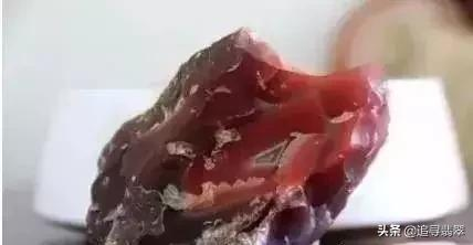 為什麼翡翠開採後是切開，而南紅要“砸”開