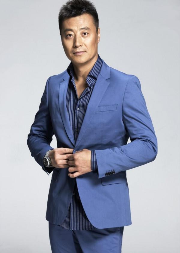 任程偉：成名後把患難妻子當成寶，兩個女兒很幸福