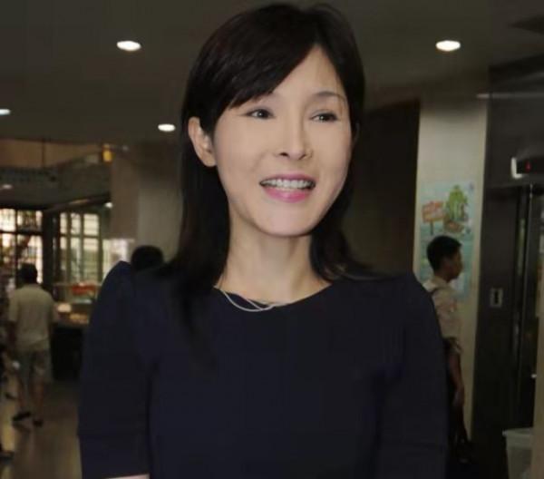 知名女星削髮為尼，家人陪伴送祝福，寺院還特意準備了蛋糕