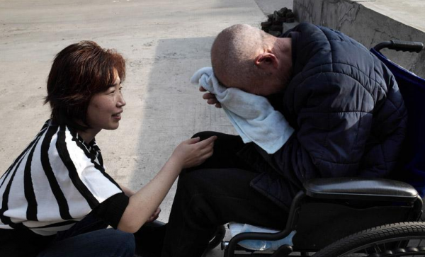 朱曉暉：以車庫為家侍奉癱瘓父親十餘載，所有的詩都是為父親譜寫